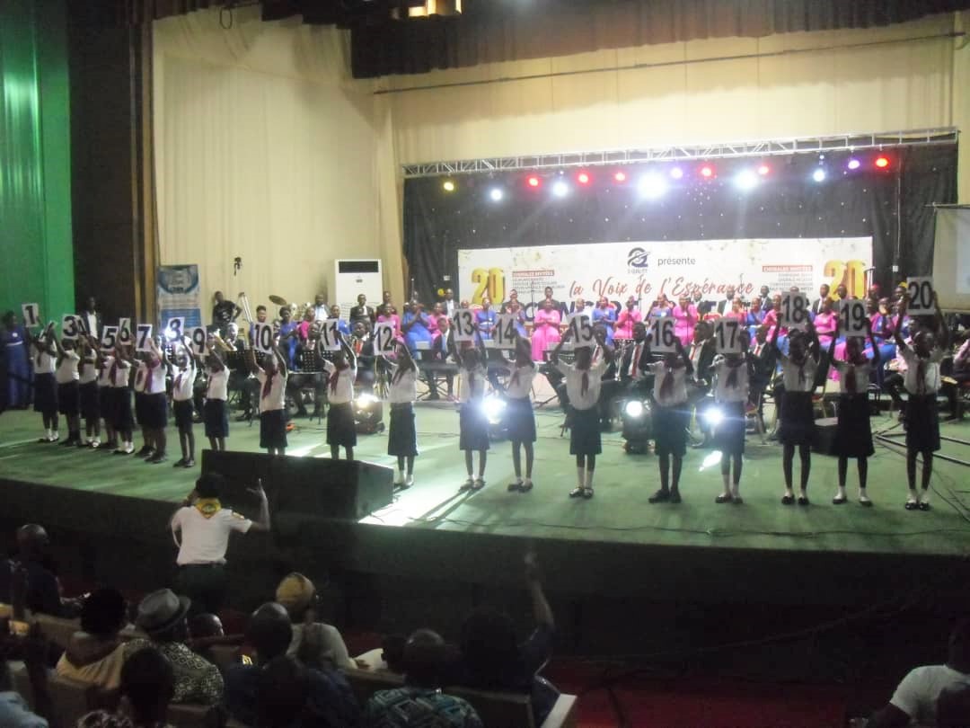 Concert apoth&eacute;ose des 20 ans de la Chorale la Voix de l'Esp&eacute;rance au Palais des Congr&egrave;s de Lom&eacute;  : Un grand r&eacute;gal